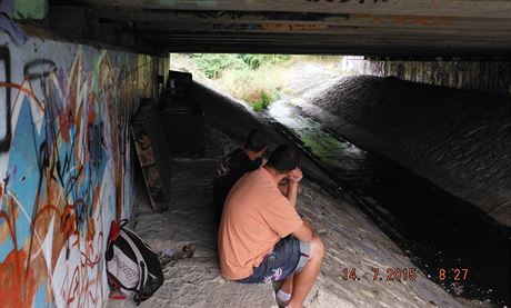 Mladí bezdomovci si vylepili kulturu svého bydlení pod mostem kradeným...