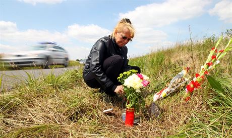 Píbuzná cyklistky, kterou ped týdnem zabilo u Kuntic auto, zapalovala v...