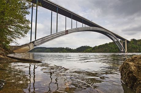 Pehrada Orlík patí k tm, v nich je vody nyní mén. Dalí nádre vltavské kaskády jsou plnjí.