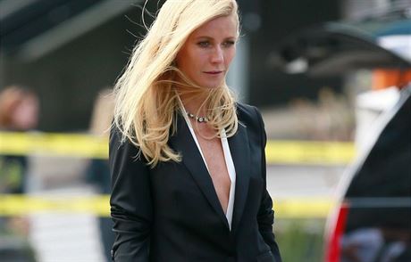 Hereka Gwyneth Paltrowov v ernm kalhotovm kostmu pi naten reklamy na...