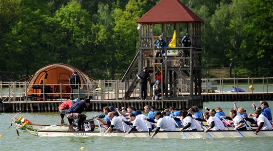 Závody draích lodí na Kamencovém jezee v Chomutov (3. kvtna 2014)