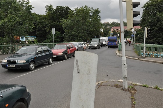 Doprava v centru Karlových Var vázne, na runé kiovatce nesvítí semafory.
