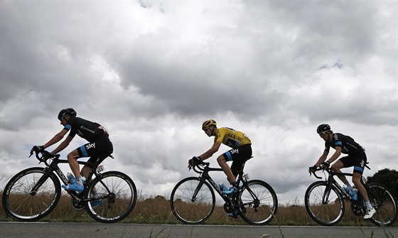 eský cyklista Leopold König lape v 8. etap Tour de France ped lídrem závodu...