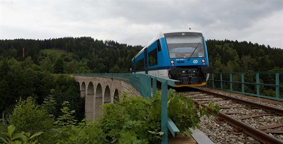 Na trati budou jezdit vlaky Stadler. Snímek z viaduktu ve Smrovce. 