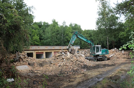 Demolice adových garáí v blízkosti ulice Pod Krocínkou.