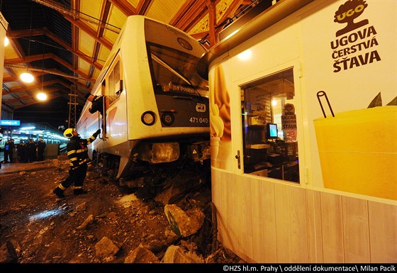 Hasii zasahují u nehody vlaku na Masarykov nádraí.