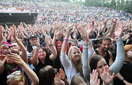 Mezi tisíci úastníky jinak vyprodaného Vysoina Festu budou politici i úedníci Kraje Vysoina, kteí dostali vstupenky za to, e kraj konání hudebního festivalu finann podpoil.
