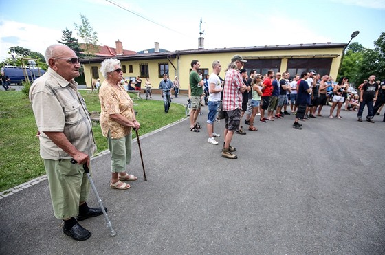 Ve Vyích Lhotách se sela malá demonstrace proti pisthovalcm. Pilo jen...