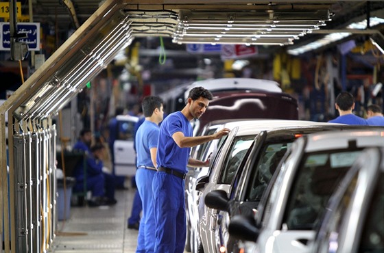 Výrobní linka íránské automobilky Khodro v Tehránu.