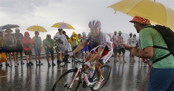 Joachim Rodríguez si v tvrdých podmínkách jede za vítzstvím ve 12. etap Tour...