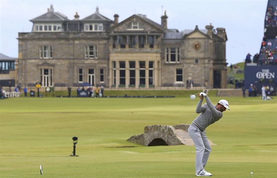 Dustin Johnson na The Open odpaluje na slavném hiti v St. Andrews.