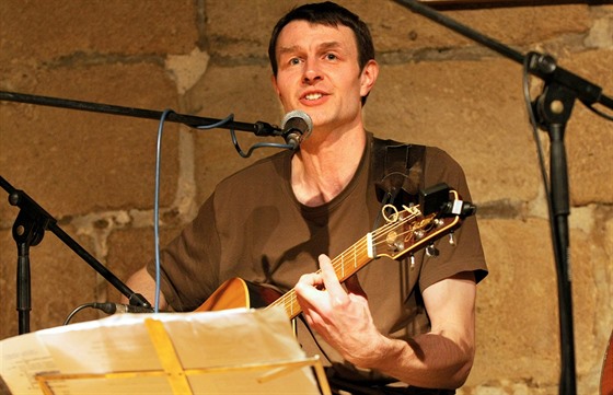Elektrotechnik Petr Rika (na snímku) vytvoil zpvník písní Wabiho Ryvoly.