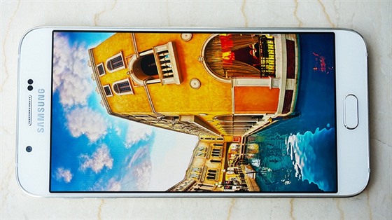 Samsung Galaxy A8 je kovový smartphone se slunou výbavou vetn snímae otisku...