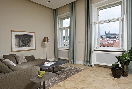 Dominantu interiéru tvoí výhled na panorama Praského hradu.