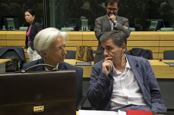 éfka MMF Christine Lagardeová a ecký minist financí Euclidos Tsakalotos bhem...