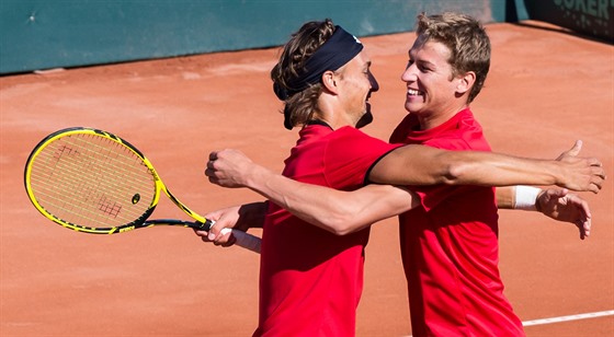 Ruben Bemelmans (vlevo) a Kimmer Coppejans posunuli Belgii do semifinále Davis...