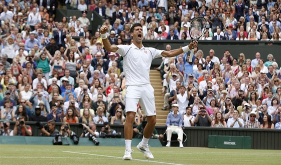 Novak Djokovi slaví triumf ve Wimbledonu.