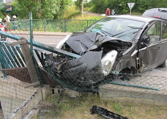 idi Nissanu poniil pi nehod ve Rtyni v Podkrkonoí plot, pak narazil do...