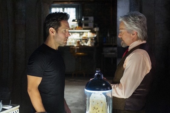 Michael Douglas (vpravo) spolu s Paulem Ruddem ve film Ant-Man