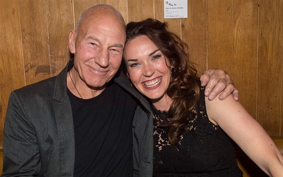 Patrick Stewart a jeho partnerka Sunny Ozellová (Londýn, 6. ervence 2015)