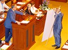 Ministr financí Andrej Babi s obími útenkami bhem jednání o elektronické...