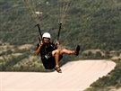 LETNÍ JÍZDA: Kopec Raná v eském stedohoí je rájem paraglidist. 