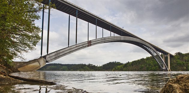 Žďákovský most nad hladinou přehrady Orlík Žďákovský most nad hladinou přehrady Orlík