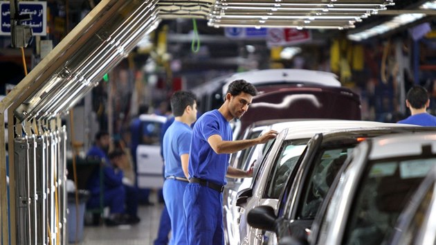 Výrobní linka íránské automobilky Khodro v Tehránu. Výrobní linka íránské automobilky Khodro v Tehránu.