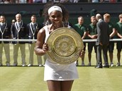 Americk tenistka Serena Williamsov si slavnostn ceremonil po vtzstv ve...