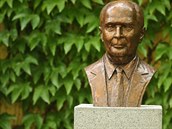 Prezident Zeman odhalil ve Valdštejnské zahradě bustu Francoise Mitteranda. Prezident Zeman odhalil ve Valdštejnské zahradě bustu Francoise Mitteranda.