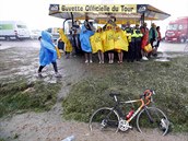 Divci se choul pod stechou v hustm deti ve 12. etap Tour de France.