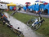 Jezdci i divci museli snet ve 12. etap Tour de France ps podmnky.