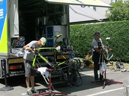 Mechanici Tinkoff-Saxo v akci. Prv je v jejich pi kolo Alberta Contadora.