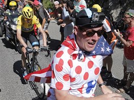 Chris Froome ve stoupn dest etapy Tour de France obklopen hordami fanouk.