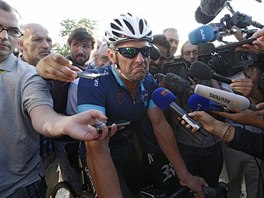Lance Armstrong v chumlu novin.