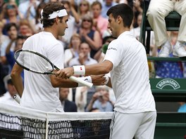 Roger Federer (vlevo) blahopeje Novaku Djokoviovi k triumfu ve Wimbledonu.