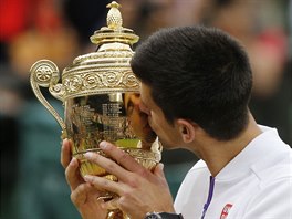 JSI MOJE A NIKOMU T NEDÁM. Novak Djokovi a trofej pro vítze Wimbledonu