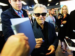 Harvey Keitel se podepisuje fanoukm (10. ervence 2015).