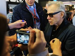 Harvey Keitel se podepisuje fanoukm (10. ervence 2015).