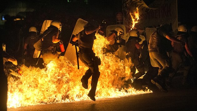 Demonstranti na nmst Sytagma v Atnch se stetli s policisty. Hzeli na n zpaln lahve. (15. ervence 2015)