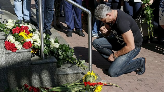 Lid dvali kvtiny u pleitosti vzpomnkov akce na pd maljsijskho letounu MH17 i u nizozemsk ambsdy v Kyjev. (17. ervence 2015)