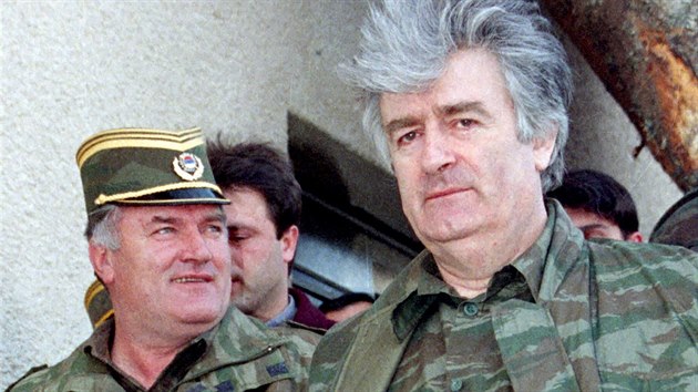 Vdce bosenskch Srb Radovan Karadzi a velitel jeho armdy Ratko Mladi (vlevo) na snmku z dubna 1995.