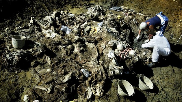Jeden z mnoha masovch hrob v okol Srebrenice (archivn snmek).