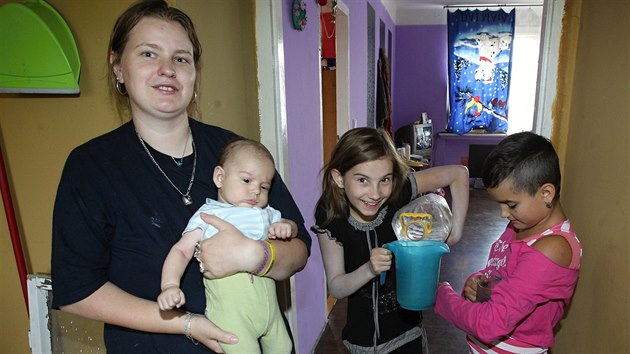 Kamila Kkov k, e kdy nemus prt, vysta cel rodina s deseti litry vody.