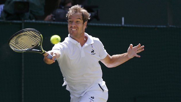 Francouzsk tenista Richard Gasquet returnuje v semifinle Wimbledonu.