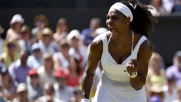 Americk tenistka Serena Williamsov se raduje ve finle Wimbledonu.