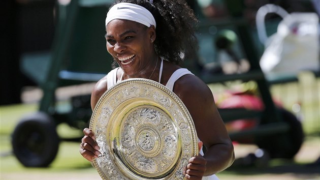 VYSMT VTZKA. Americk tenistka Serena Williamsov se raduje z triumfu ve Wimbledonu.