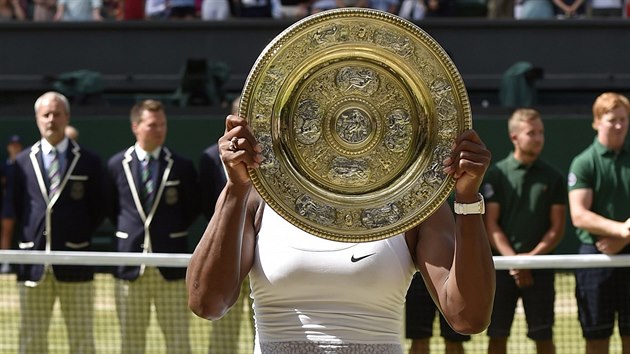 KDOPAK TO JE? Americk tenistka Serena Williamsov skryla svou tv za wimbledonsk tal.