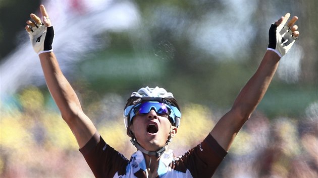 Francouzsk cyklista Alexis Vuillermoz z tmu AG2R slav na domcm zvod Tour de France etapov vtzstv.