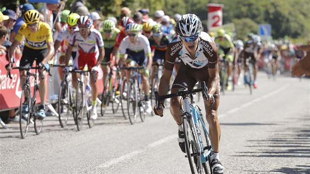 PLCHL. Francouzsk cyklista Alexis Vuillermoz z tmu AG2R ujel ped clem 8. etapy vem zvodnkm Tour de France.